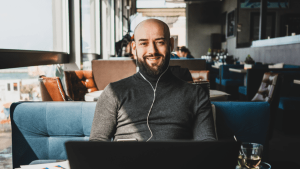 LinkedIn newsletter article "10 Pros and Cons of Being a Digital Nomad"